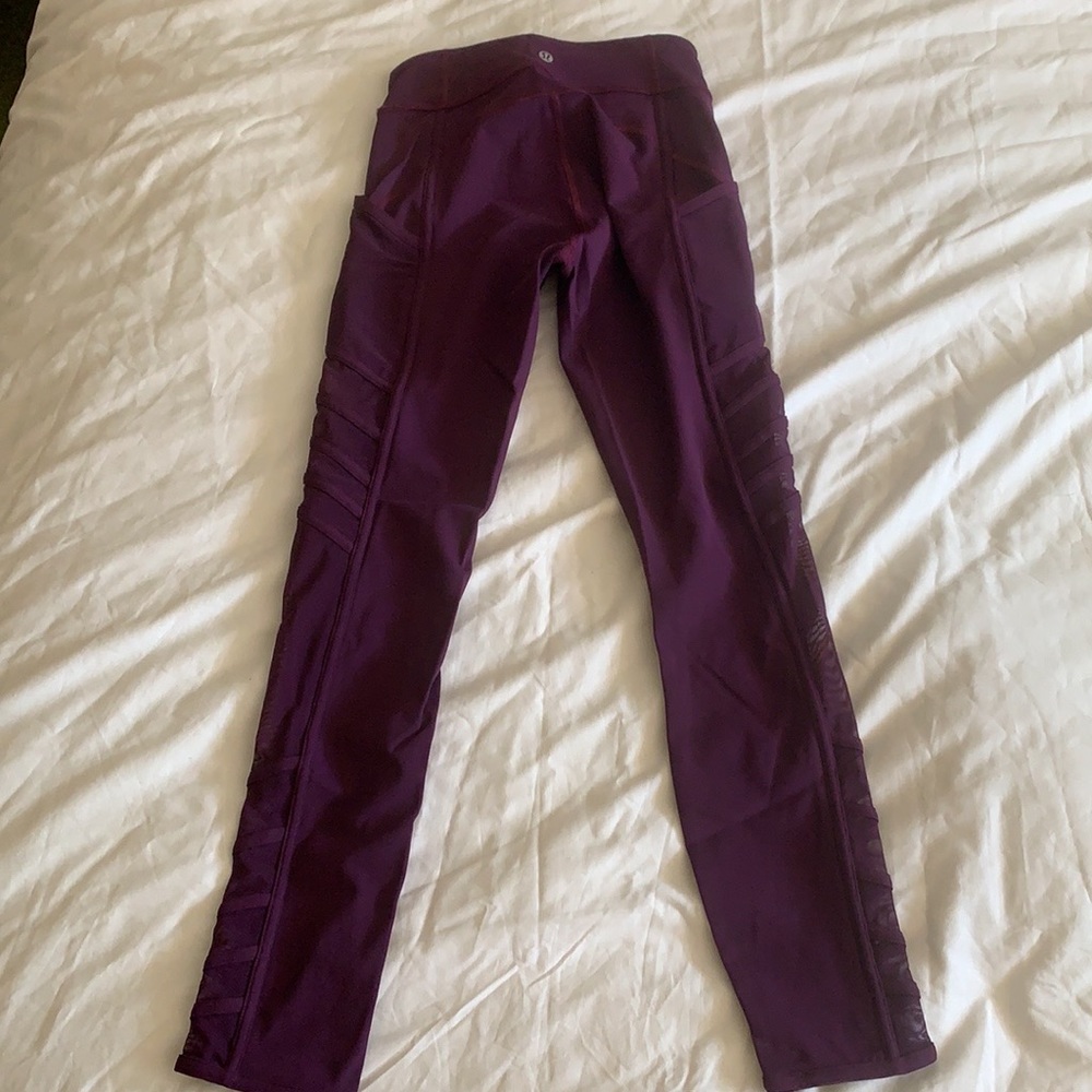 New LULU leggings with large side pockets!